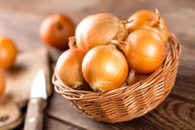 Ile kcal ma cebula? Zaskakujące wartości kaloryczne i zdrowotne korzyści