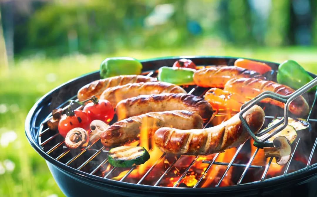 Ile kalorii ma kiełbasa z grilla? Poznaj wartości dla różnych rodzajów