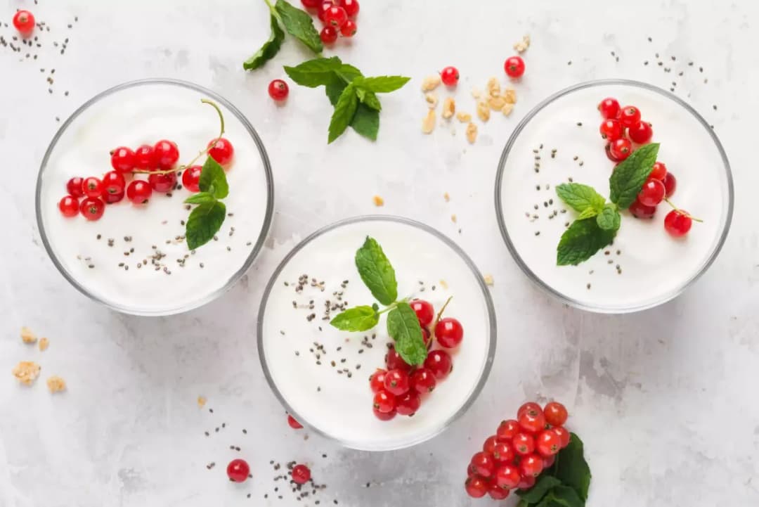 Czy jogurt naturalny tuczy? Prawda o kaloriach i zdrowych nawykach.