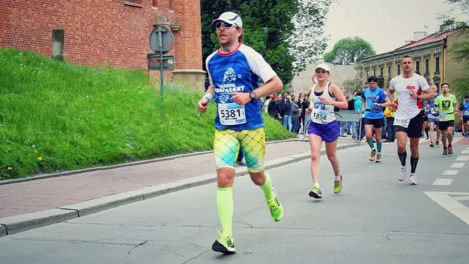 Jak biec maraton: porady, treningi i strategie dla początkujących biegaczy