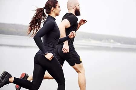 Poliester w koszulkach sportowych: Najważniejsze zalety i wady