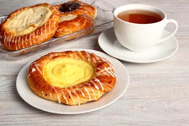 Ile kcal ma drożdżówka z serem? Poznaj kaloryczność i wartości odżywcze