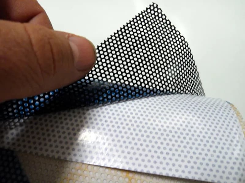 Naklejka na tylną szybę dla sportowców: Jak wybrać i nakleić?