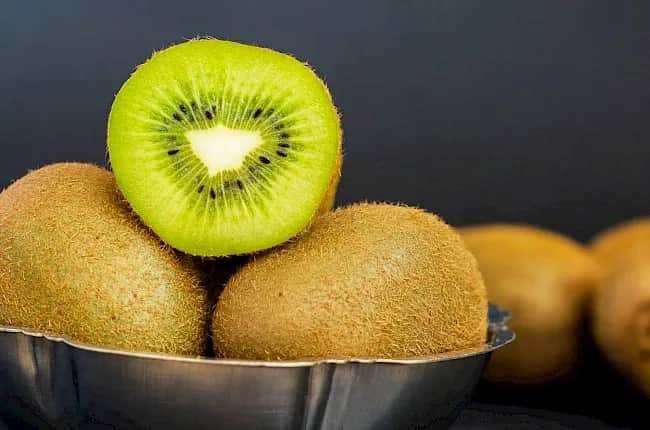 Ile kcal ma kiwi - poznaj prawdziwą wartość kaloryczną tego owocu