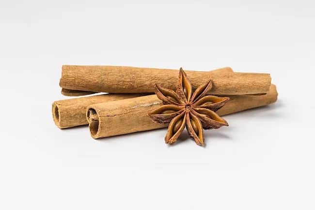 Ile kcal ma cynamonka? Zaskakujące fakty o kaloryczności cynamonu