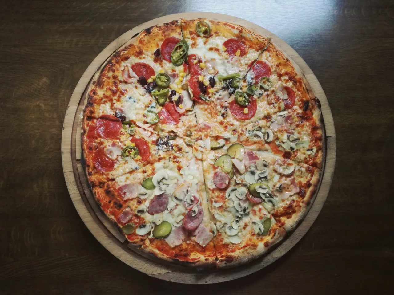 Ile kcal ma pizza 40 cm? Sprawdź kaloryczność różnych rodzajów pizzy